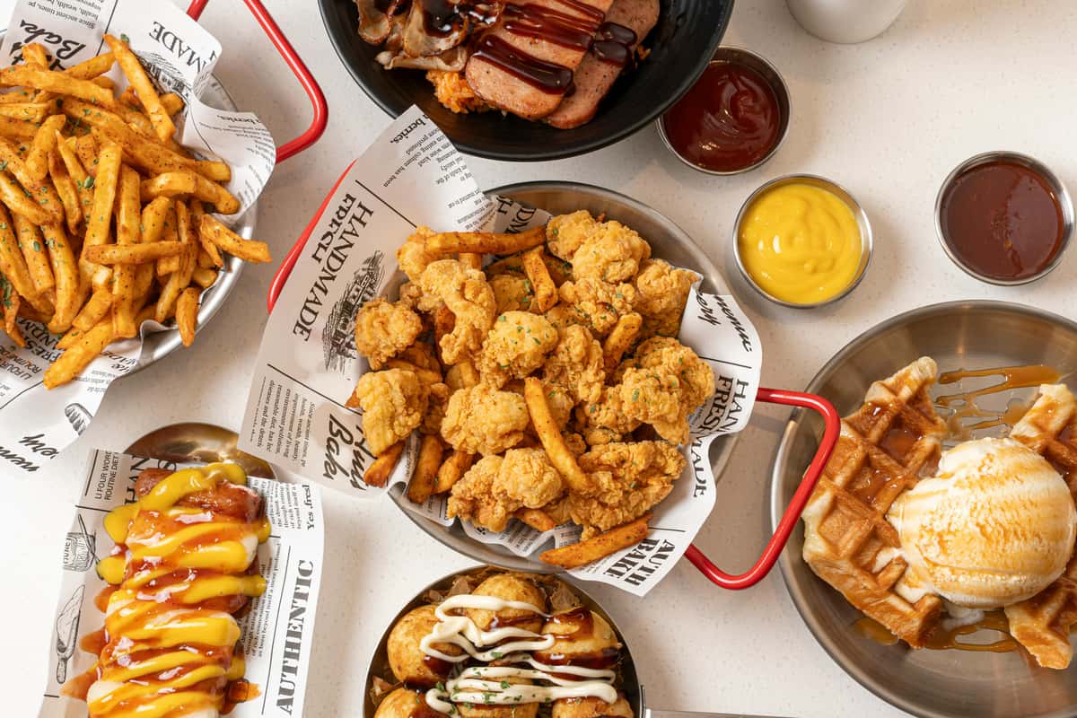 Fried chicken in the middle and other dishes around it