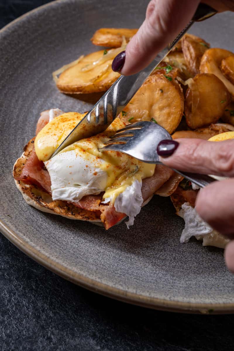 Classic eggs benedict