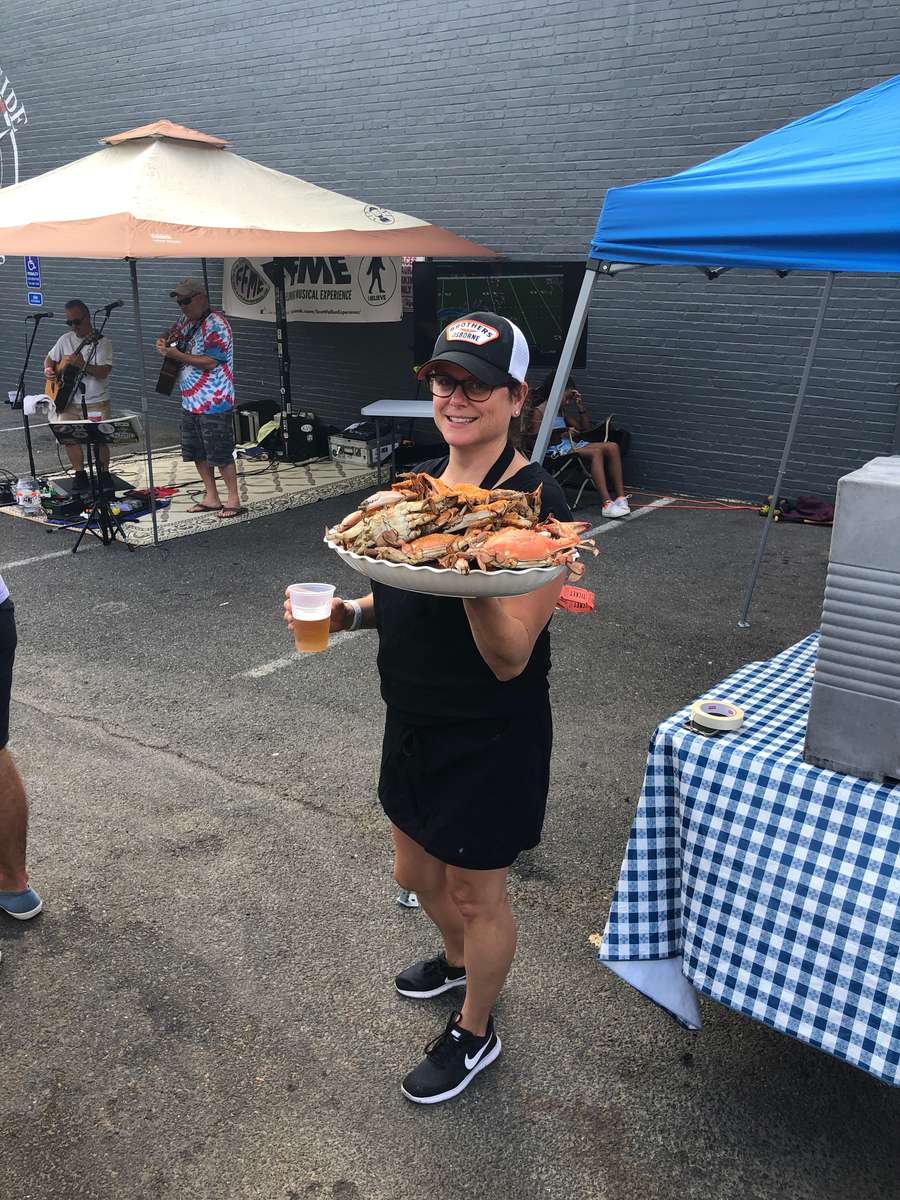 waitress serving crabs