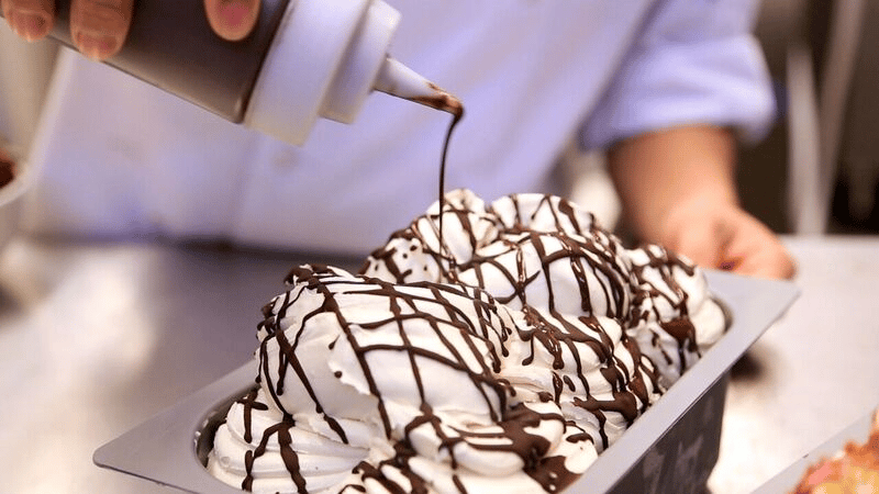 Drizzling chocolate topping
