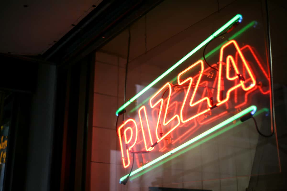 Neon "Pizza" sign