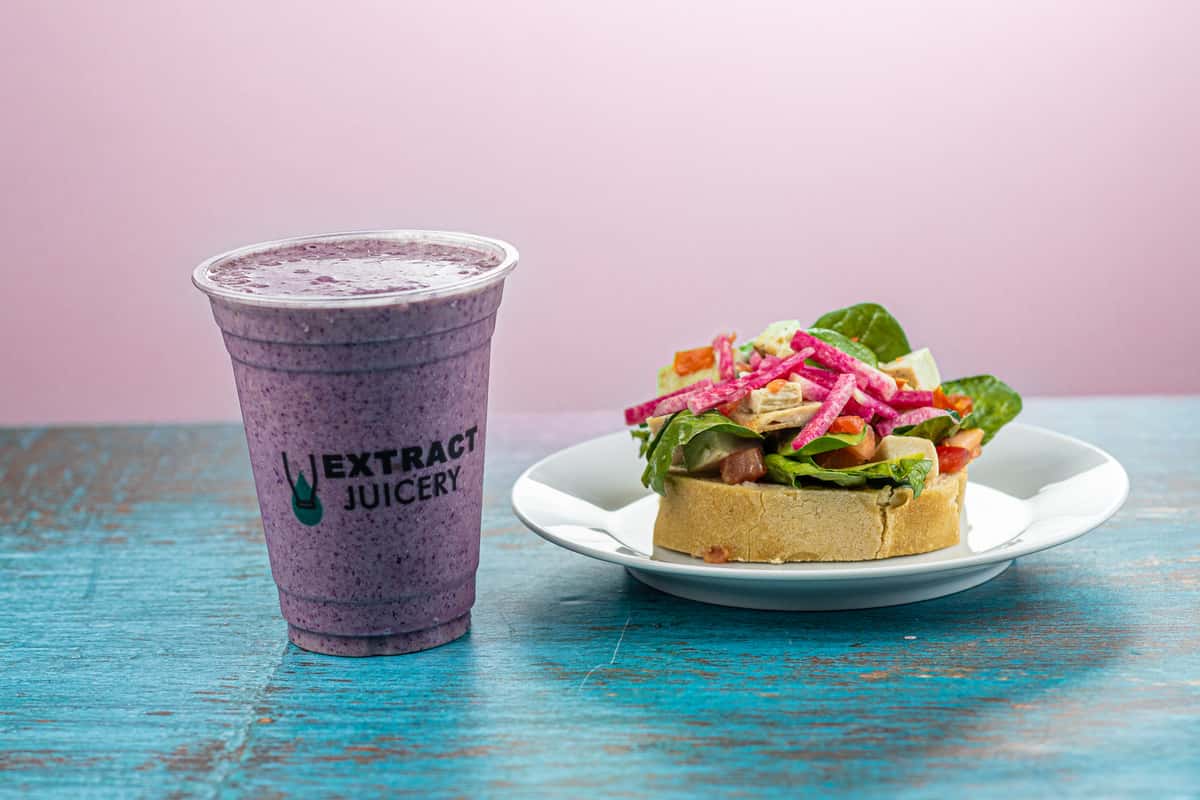 Smoothie with toast