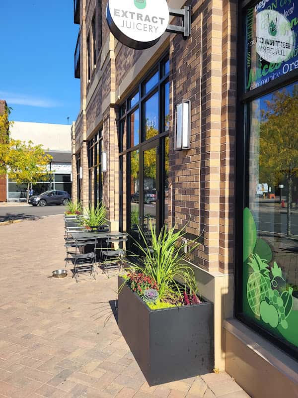 The Most Chic & Organic Edina Juice Bar