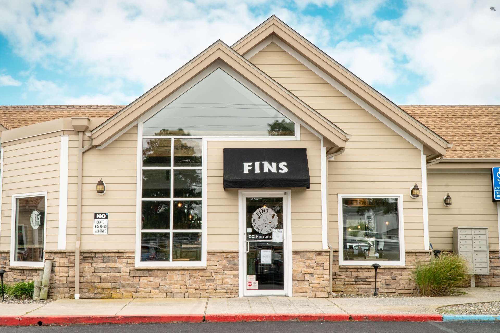 Fins Ale House & Raw Bar – West Fenwick