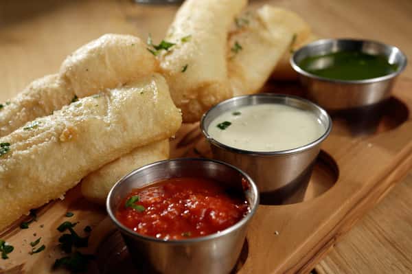 garlic bread and sauces