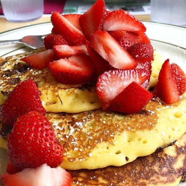 pancakes with strawberries