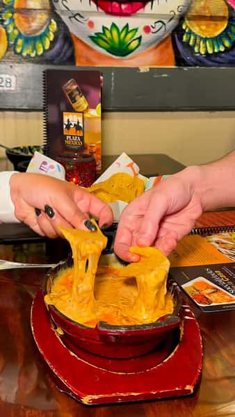 Warning ⚠️: This video may cause extreme hunger. 🤤 Visit us at Plaza México Seekonk and experience the #CheesePull in person.
Advertencia ⚠️ : Este video puede causar hambre extrema. 🤤 Visítanos en Plaza México Seekonk y vive el #CheesePull en persona.