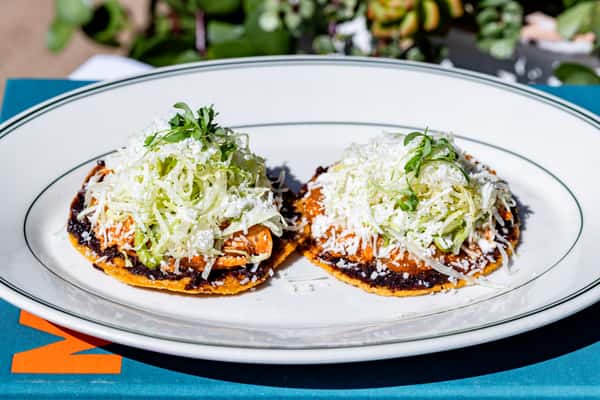 Tinga de Pollo Tostadas