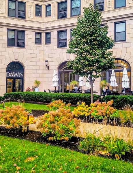 Today’s weather is perfect for dining (or sipping 🍹😉) on our veranda! Stop by for an early dinner, or stay late for our Happy Hour that goes until 8PM! #DawnChi #DawnChicago #HydeParkChicago