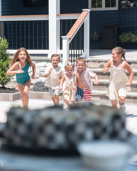 kids running for caterng
