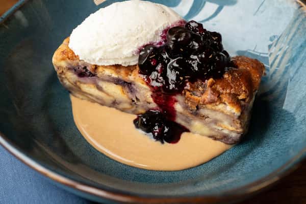 blueberry & toasted white
chocolate bread pudding,
vanilla ice cream, caramelized white
chocolate cream