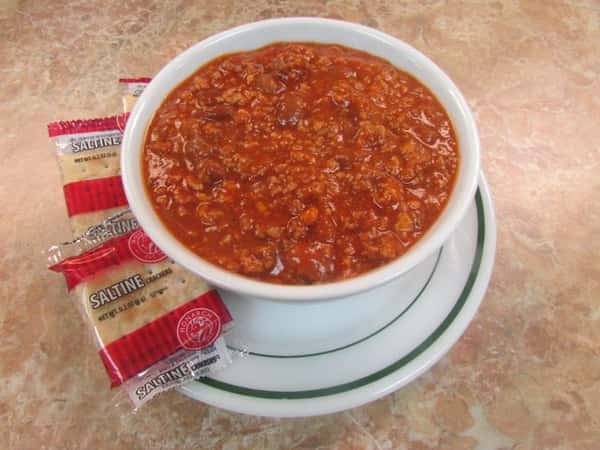 Bowl of chili with a side of saltine crackers