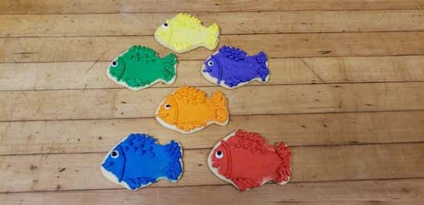 six cookies decorated and shaped as fish