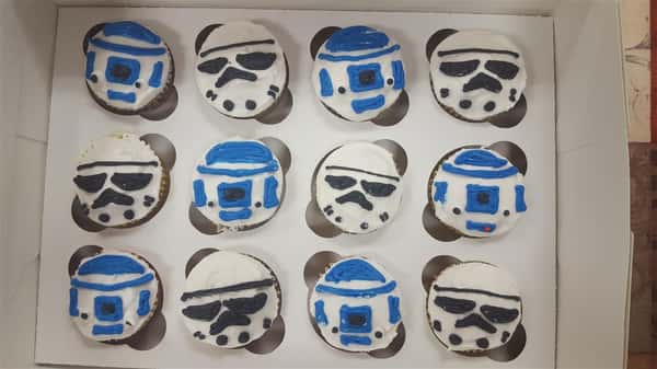 frosted cupcakes that resemble R2 D2 and storm troopers from star wars