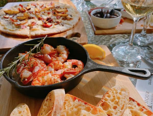 Shrimp in a pan and bread