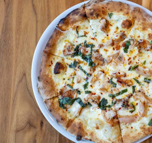Garlic Fire Chicken Pizza