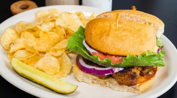 burger-chips-pickle