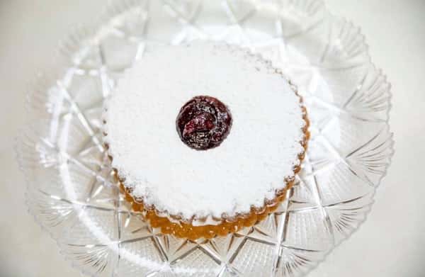 A tart with raspberry creme