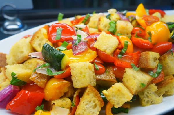 salad with tomatoes, bell peppers, zucchini, onion and croutons