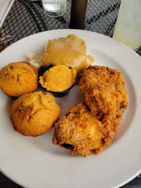 Fried chicken with corn muffins