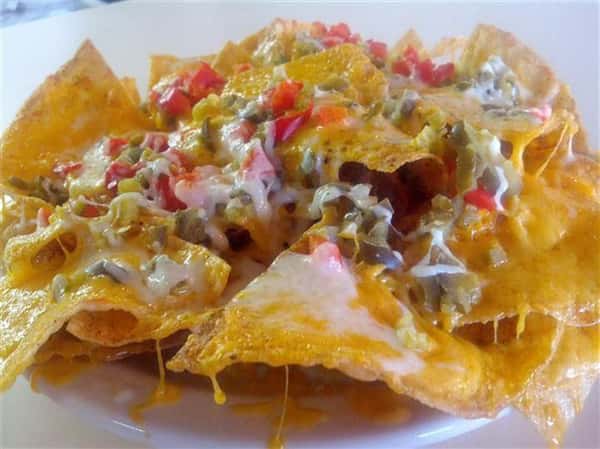 Nachitos with cheese and peppers