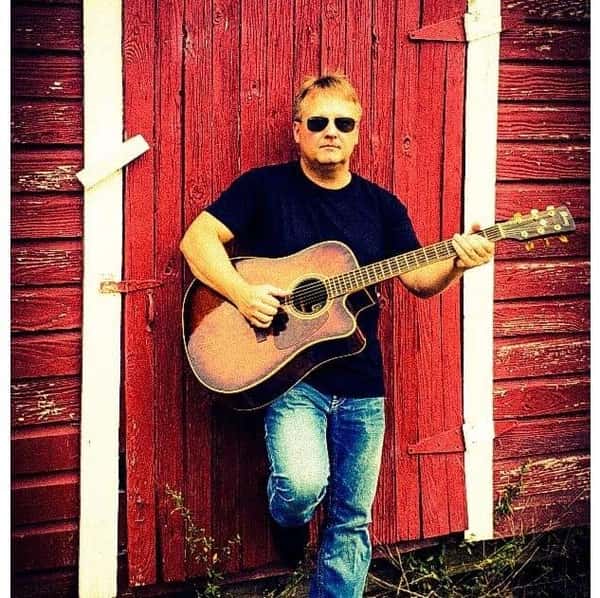 The Pride of Aynor closes out our August music series Sunday with his award-winning originals and covers. Come check him out over our award-winning brunch! #florencesc #downtownflorencesc #sundayfunday