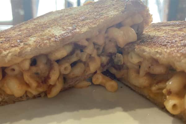 GRILLED CHEESE MAC AND CHEESE SANDWICH
