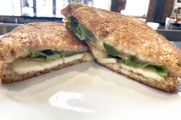 GRILLED CHEESE APPLE AND GOUDA SANDWICH