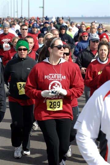 People running polar bear marathon