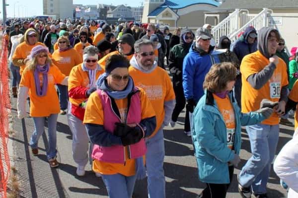 People running the polar bear marathon run