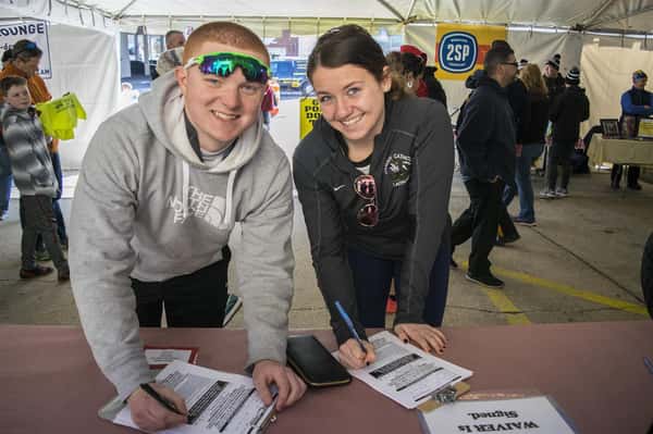 runners signing up for the race