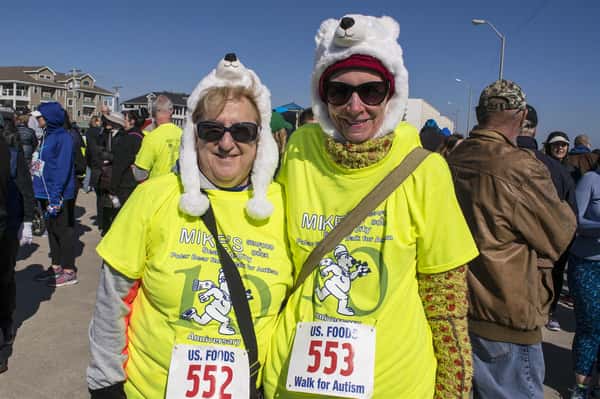 race runner contestants in polar bear hats