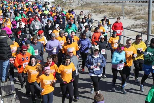 People running the polar bear marathon run