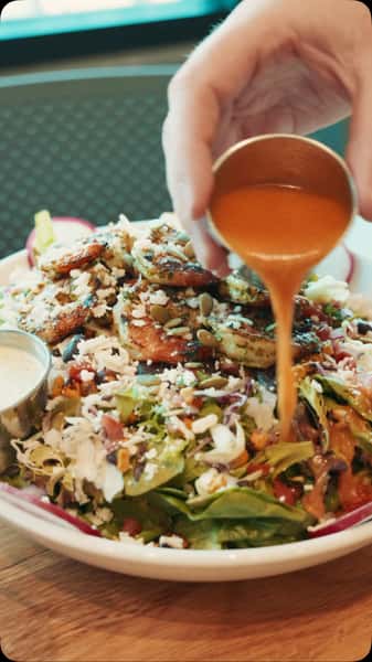 Mmmm perfection 🥗 🦐 Ensalada Rustica topped with Grilled Shrimp~ which are always #sustainably-sourced! 👏🏽 All the goodness. All the flavor. Dive into @seiskitchen now 🤗