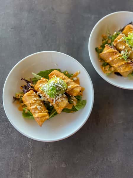 Just a little aperitivo to get your evening started. Try the perfect little bite of our crunchy Mini Chimis stuffed with shredded chicken and drizzled with Seis Sauce chipotle aioli, micro cilantro and a dollop of fresh guacamole. 👌😚 try them with a frothy Cerveza 🍻 @seiskitchen #sogood #housefave #crunchynomnoms