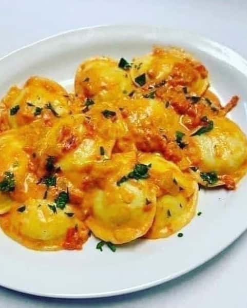 Cheese Ravioli w/ Vodka Sauce