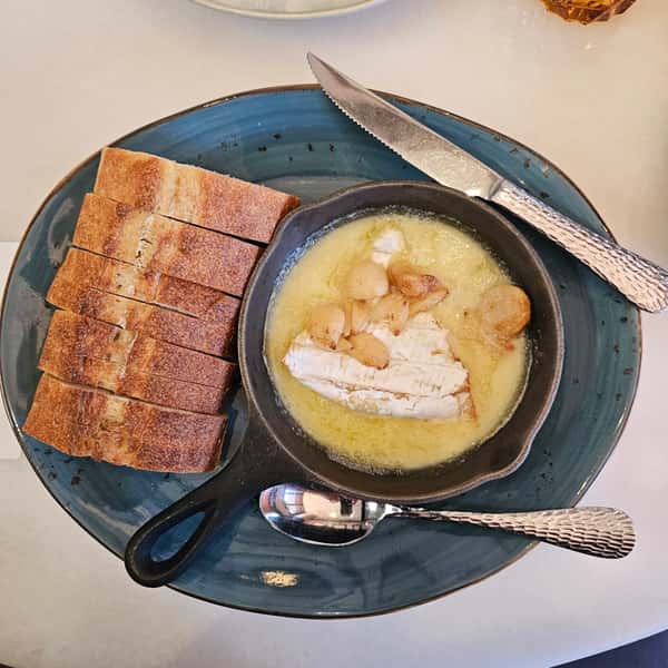 Melted Brie, Roasted Garlic