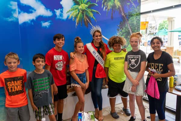 kids posing with Miss America