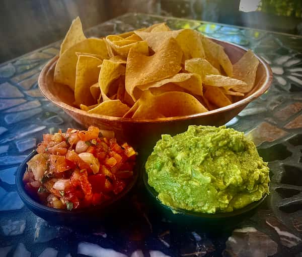 Pico De Gallo & Guacamole w/ Chips