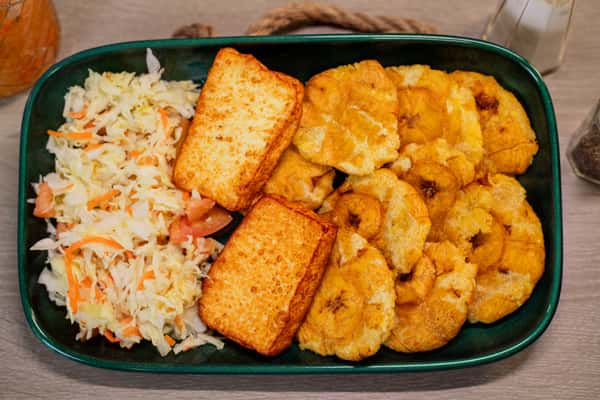 1 Tostones Con Queso Y Ensalada