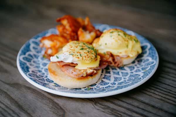Eggs Benedict on a blue printed plate