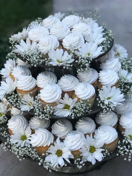 Cupcakes with white frosting, 3 tiers