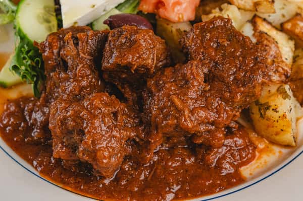 Do your weekend plans include Greek Beef Stew? Tender grass-fed beef, simmered with a rich tomato sauce, onions and traditional Greek spices. Served piping hot with your choice of 2 sides- we recommend our Roasted Lemon Potatoes and a side salad 😉🥔🥗