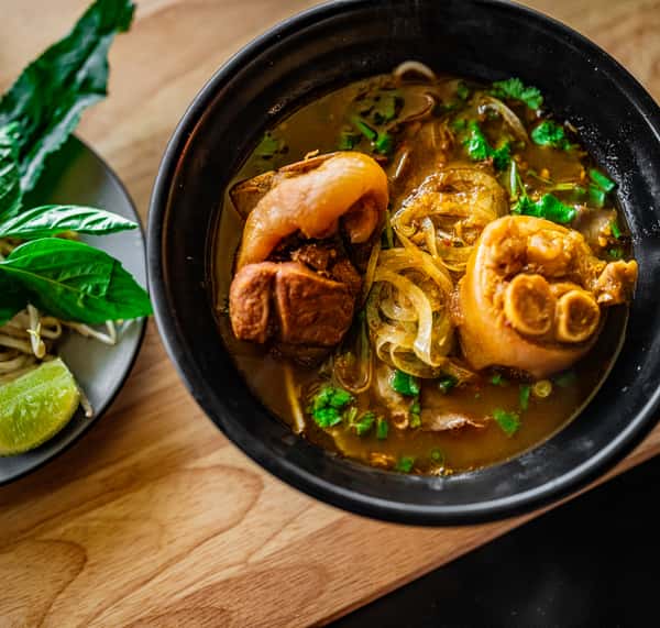 B8. Spicy Beef & Pork Noodle Soup (Bun Bo Hue)