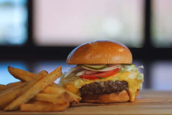 Cheeseburger & House Fries
