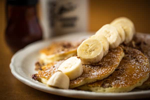 Banana Nut Pancakes (555/1110 cal)