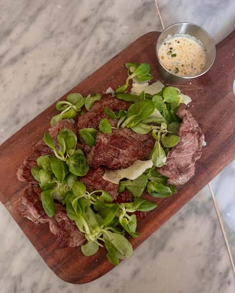 Bavette, lamb’s lettuce, Parmesan & truffle sauce - a perfect balance of earthy, creamy and umami-rich in every bite.
#bavette #truffle #steak #sauce