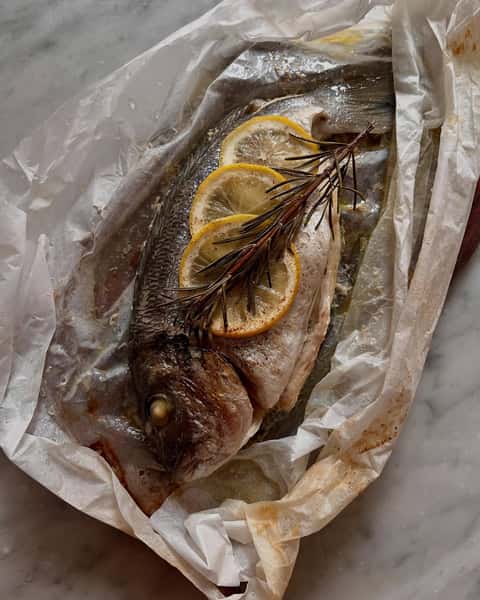 Sea bream al cartoccio or fish baked in a pouch. It keeps all the juices in, making for a very flavoursome dish.
#seabream #wholefish #fishsupper #rosemary