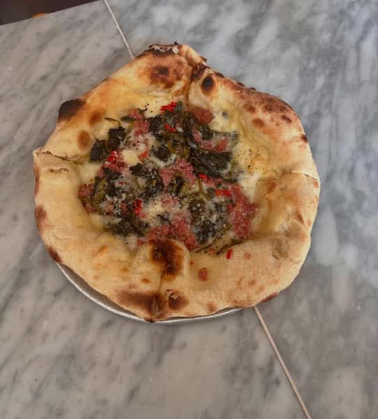 Friarielli, sausage & chilli pizzette. Friarelli is an Italian leafy green veg that’s similar to broccoli with a slight bitter taste, and is used a lot in Italian cooking.
#pizza #pizzette #sausage #friarielli