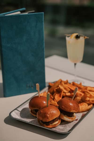 Dive Food & Cocktail